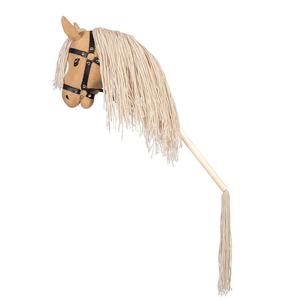 https://hobbyhorsefun.nl/wp-content/uploads/2025/01/luxe-stokpaard-met-open-mond-en-staart-kleur-blond-1.jpg