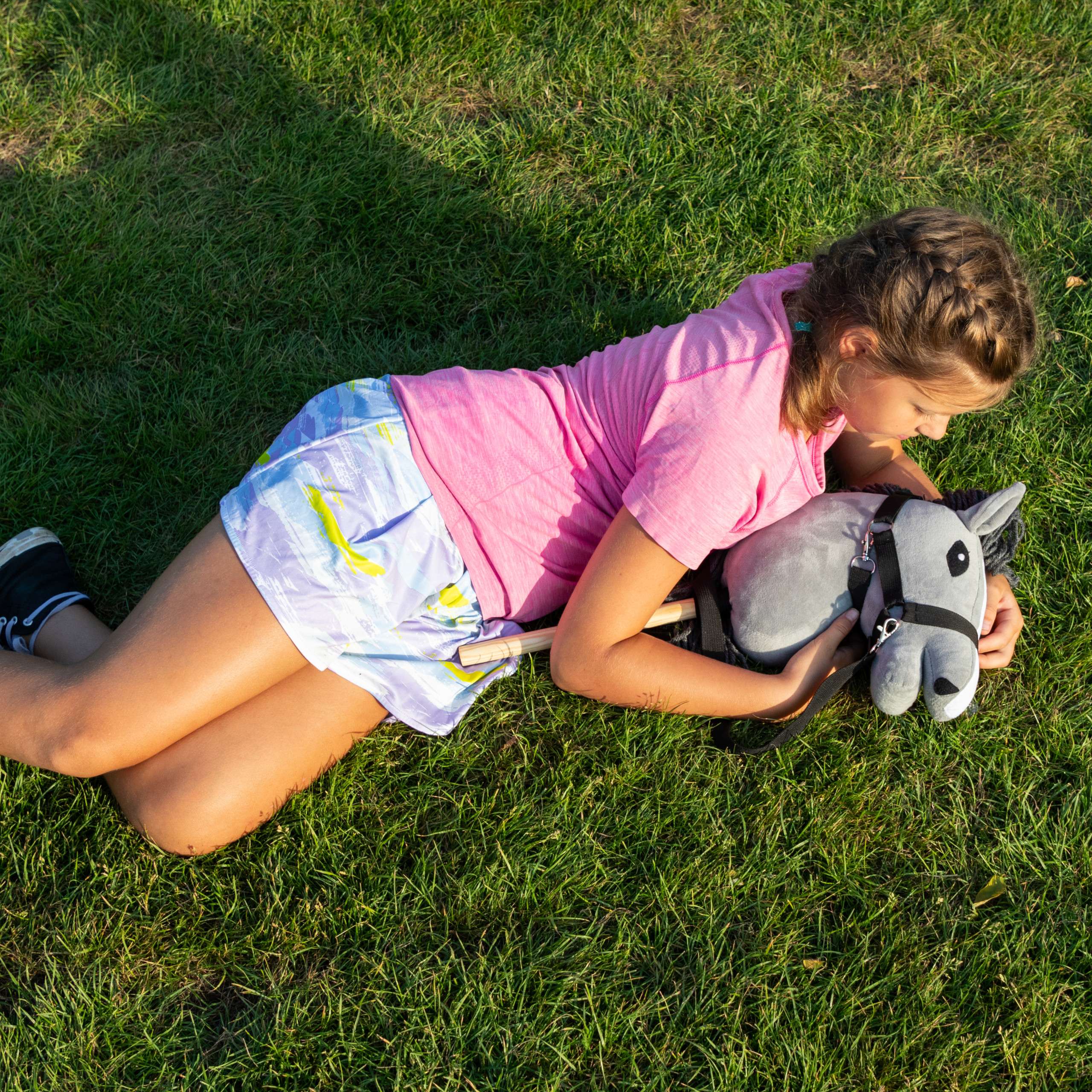 https://hobbyhorsefun.nl/wp-content/uploads/2025/02/s5___mouse-gray-hobby-horse-skippi-laying-on-grass-9108.jpg