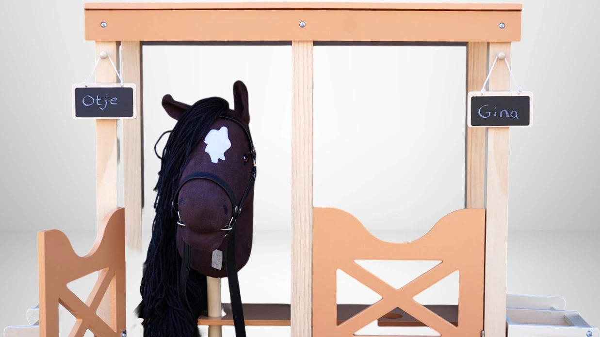 https://hobbyhorsefun.nl/wp-content/uploads/2025/05/ByToiZZ-Hobby-Horse-stal-Paard-Bruin-3.webp