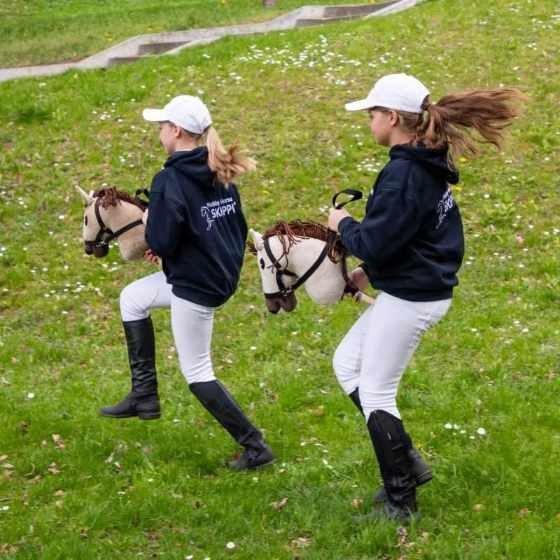 https://hobbyhorsefun.nl/wp-content/uploads/2025/05/Skippi-Hobby-Horse-Kameel-Kleurig-1.webp