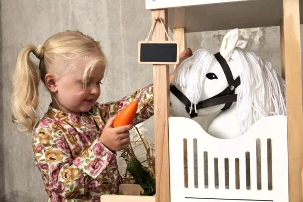 Witte Hobby Horse met kind, stal en wortel