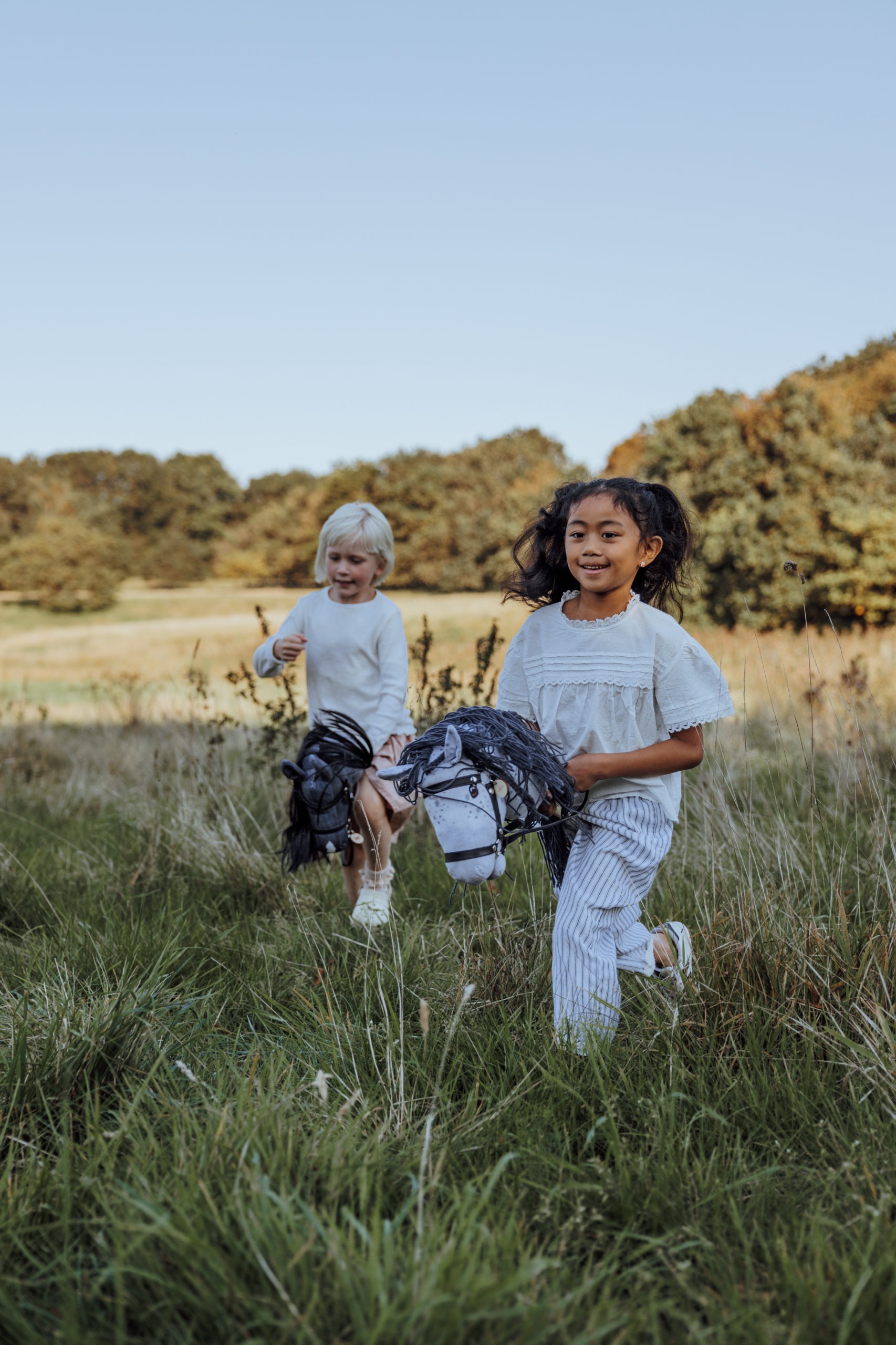 Kinderen organiseren een hobbyhorse show