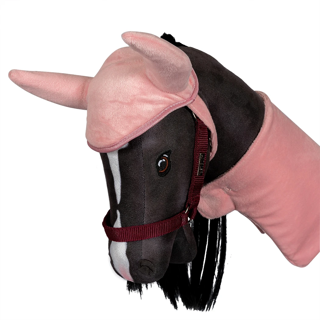 Stijlvolle Hobby Horse Deken en Muts – Roze Fluweel van ByAstrup De Hobby Horse specialist van Nederland en België Stijlvolle Hobby Horse Deken en Muts – Roze Fluweel van ByAstrup